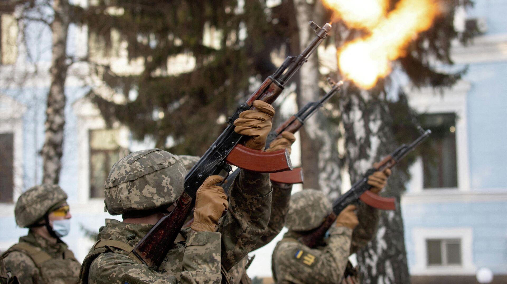 Service members fire a salute during a ceremony in tribute to fallen defenders of Ukraine, including the soldiers killed during a battle with pro-Russian rebels for the Donetsk airport this day in 2015, at a memorial near the headquarters of the Defence Ministry in Kyiv, Ukraine January 20, 2022. - Sputnik International, 1920, 27.01.2022