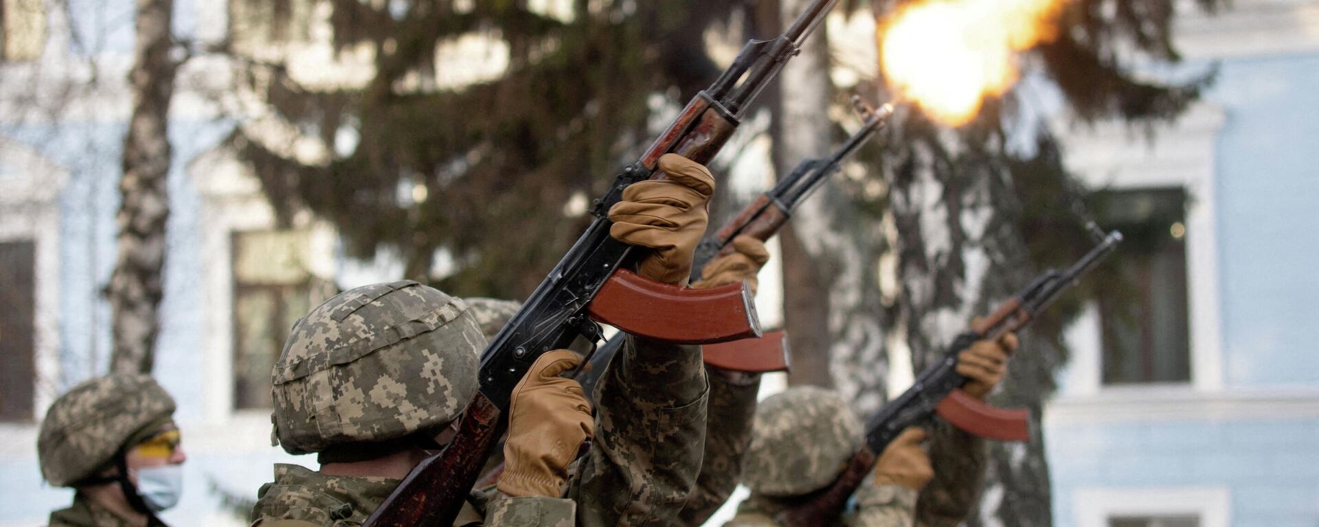 Service members fire a salute during a ceremony in tribute to fallen defenders of Ukraine, including the soldiers killed during a battle with pro-Russian rebels for the Donetsk airport this day in 2015, at a memorial near the headquarters of the Defence Ministry in Kyiv, Ukraine January 20, 2022. - Sputnik International, 1920, 27.01.2022