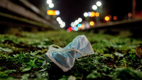 A used face mask lies in the roadbed at a subway station in Frankfurt, Germany, Monday, Dec. 6, 2021. - Sputnik International