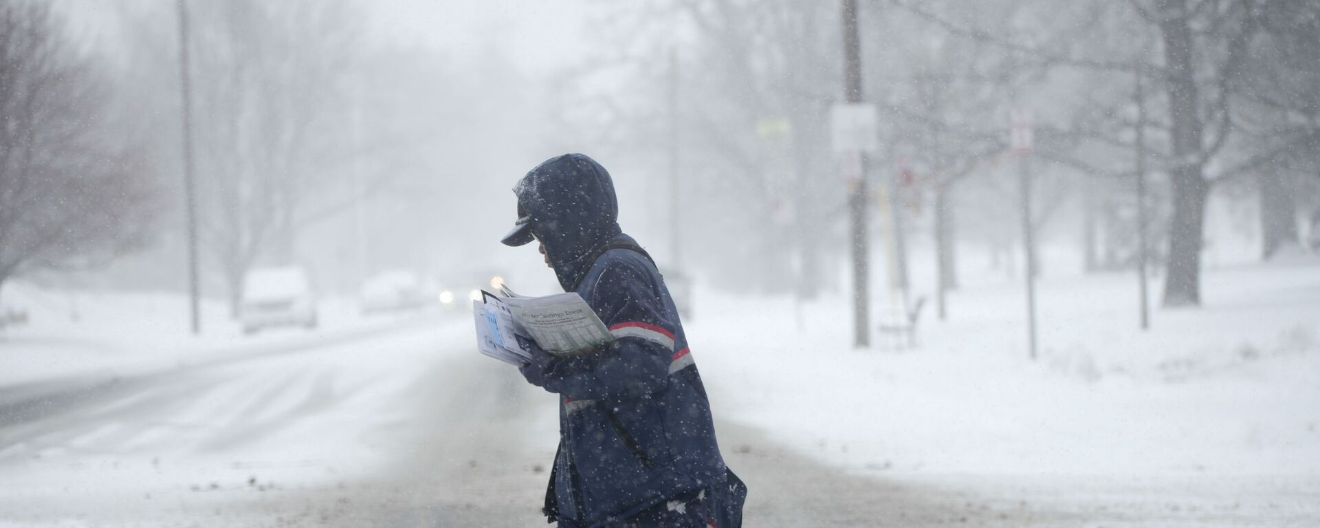 Мужчина во время снегопада на улице Денвера, США - Sputnik International, 1920, 21.02.2023