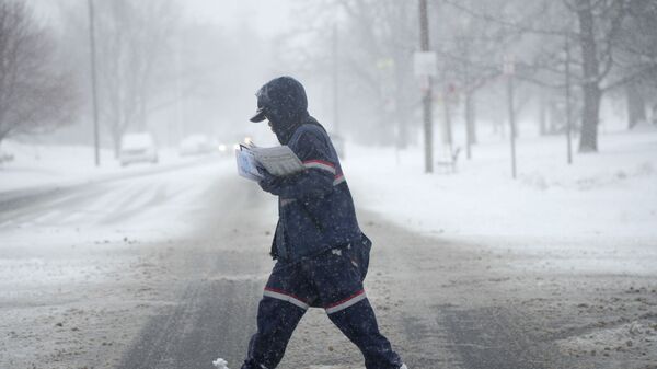 Мужчина во время снегопада на улице Денвера, США - Sputnik International