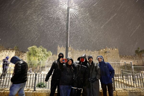 A group of men take a selfie in front of Damascus Gate in Jerusalem&#x27;s Old City, 26 January 2022. - Sputnik International