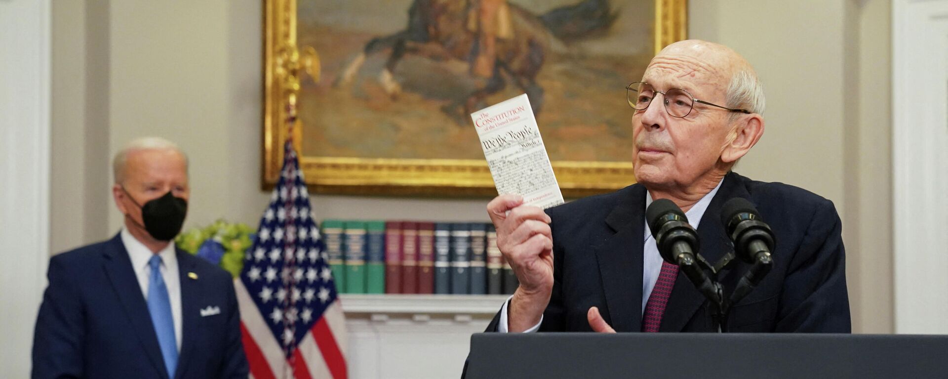 U.S. Supreme Court Justice Stephen Breyer holds up a copy of the U.S. Constitution, while President Joe Biden looks on, as Breyer announces he will retire at the end of the court's current term, at the White House in Washington, U.S. - Sputnik International, 1920, 27.01.2022