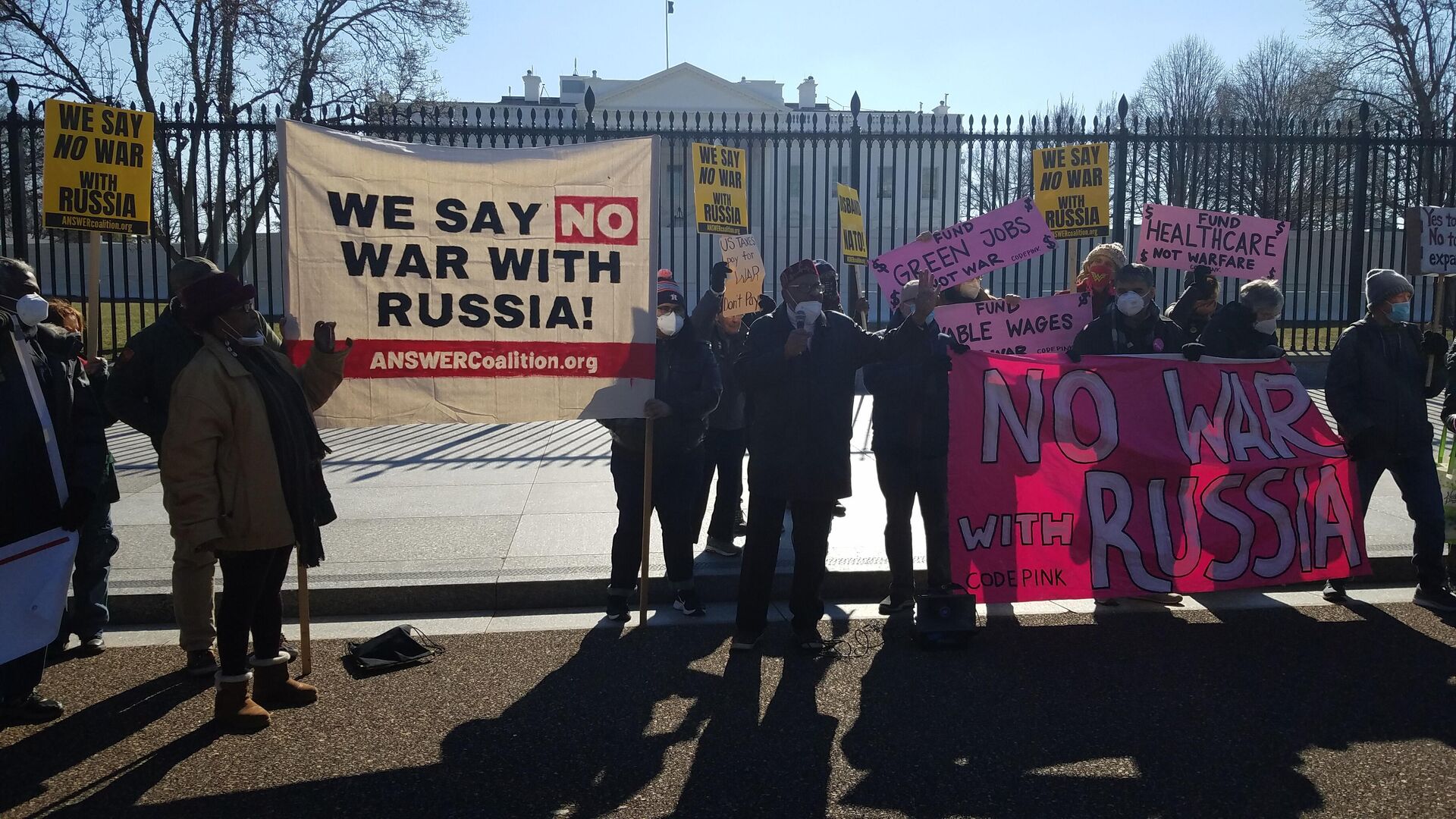 Anti-war groups Code Pink, ANSWER Coalition and Black Alliance for Peace demonstrate outside the White House on January 27, 2022 against a US war with Russia. - Sputnik International, 1920, 27.01.2022