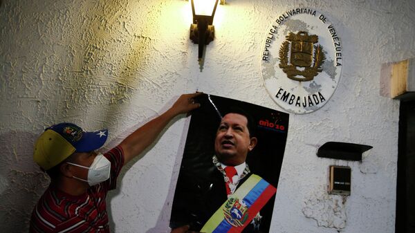 A former employee displays a picture of late former Venezuelan president Hugo Chavez as activists participate in the recovery of the Venezuelan embassy, which had been closed since 2009, in Tegucigalpa, Honduras January 27, 2022.  - Sputnik International