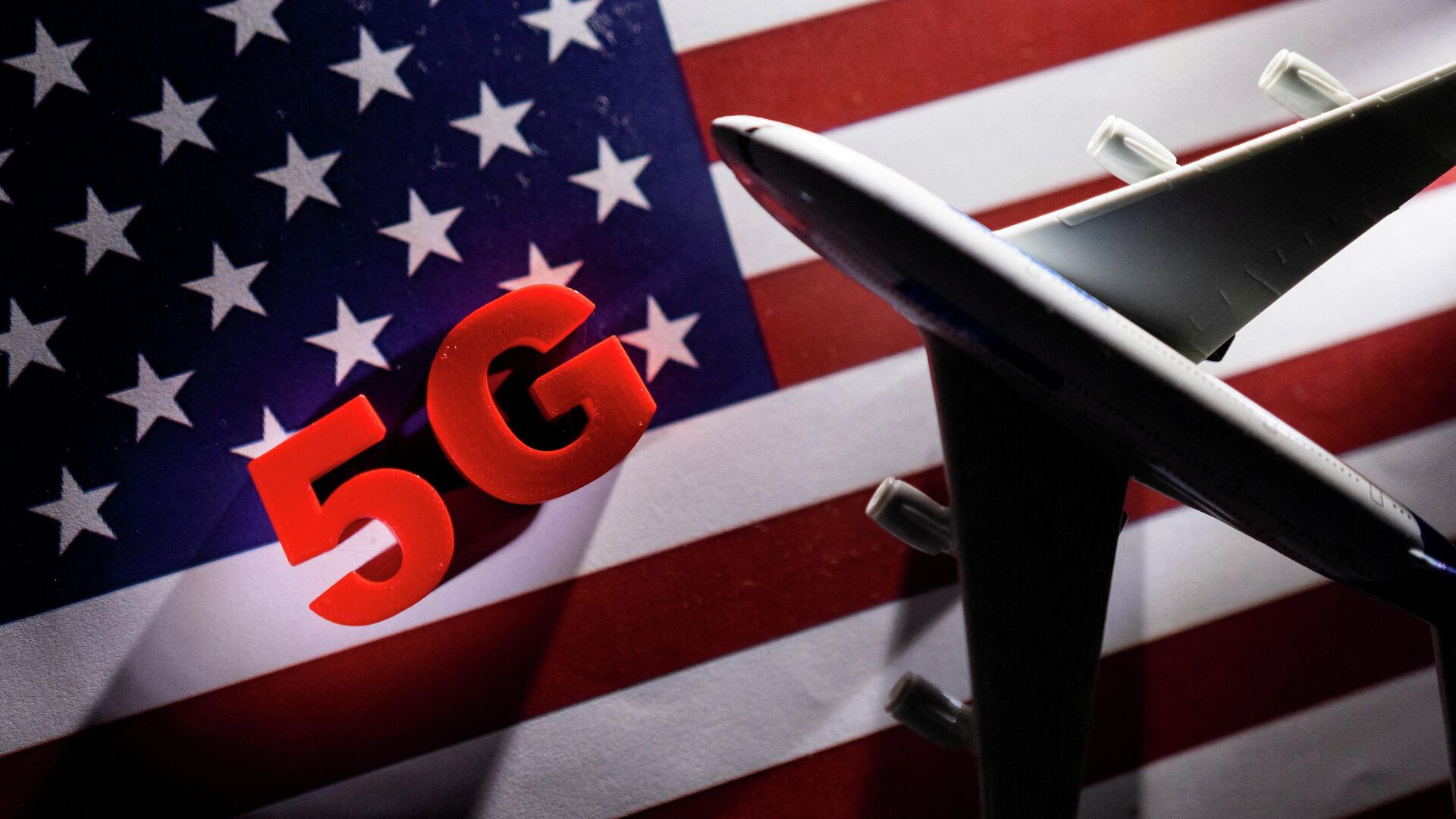 5G words and an airplane toy are placed on a printed U.S. flag in this illustration taken January 18, 2022. - Sputnik International, 1920, 28.01.2022