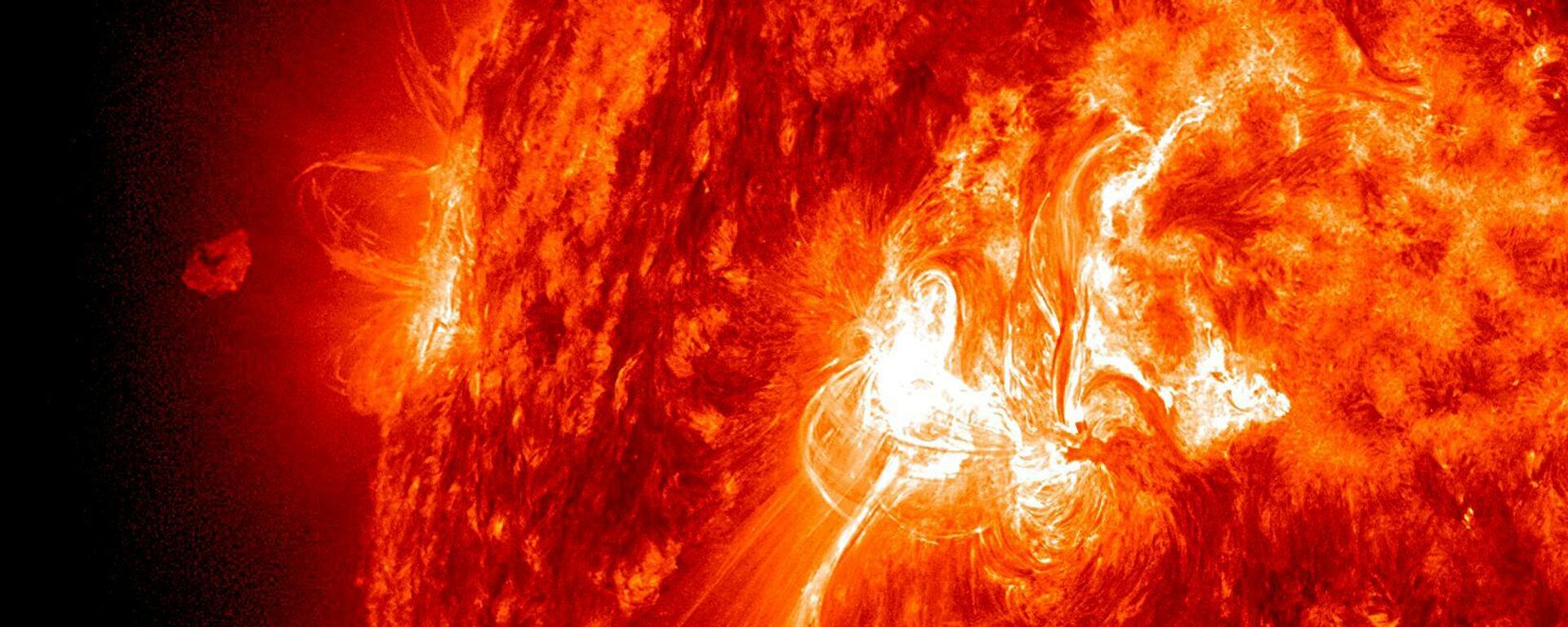 The Sun popped off an M-Class (moderate level) flare on Sept. 25, 2011 that sent a plume of plasma out above the Sun, but a good portion of it appeared to fall back towards the active region that launched it - Sputnik International, 1920, 07.04.2022
