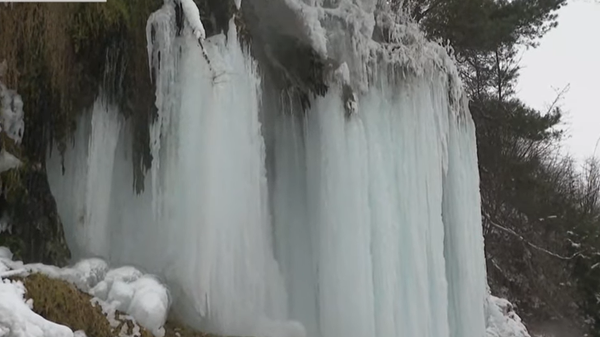 Thermal waterfall in Toplita, central Romania, frozen - Sputnik International
