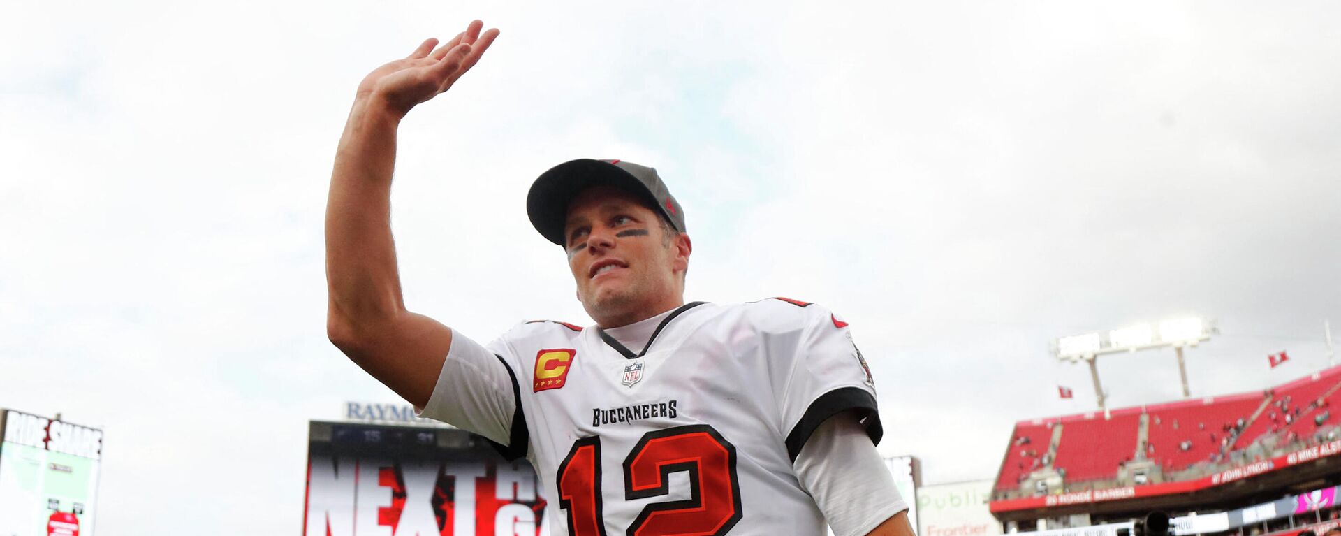 Tampa Bay Buccaneers quarterback Tom Brady (12) celebrates after they beat the Philadelphia Eagles in a NFC Wild Card playoff football game at Raymond James Stadium. - Sputnik International, 1920, 01.02.2022