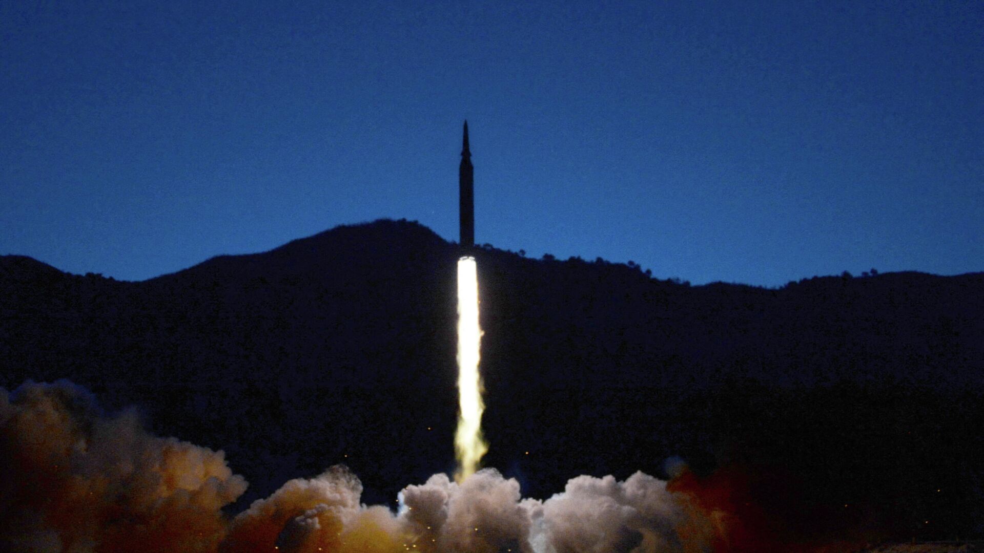 A missile is launched during what state media report is a hypersonic missile test at an undisclosed location in North Korea, January 11, 2022, in this photo released January 12, 2022 by North Korea's Korean Central News Agency (KCNA). - Sputnik International, 1920, 29.01.2022