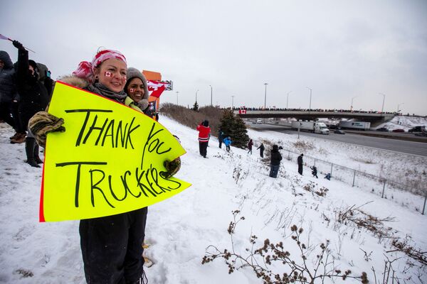 Supporters of truckers gather in Toronto, Ontario, Canada, to support truck drivers on their way to Ottawa to protest against coronavirus (COVID-19) vaccine mandates for cross-border truck drivers on 27 January 2022. - Sputnik International