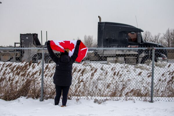 People gather to support truck drivers on their way to Ottawa in protest against coronavirus (COVID-19) vaccine mandates for cross-border truck drivers, in Toronto, Ontario, Canada, on 27 January 2022. - Sputnik International