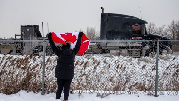 Канадские дальнобойщики, поддерживаемые обычными канадцами, едут колонной к Оттаве, протестуя против ковидных ограничений - Sputnik International