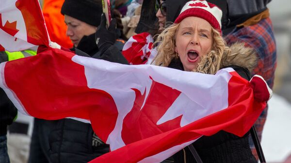Канадские дальнобойщики, поддерживаемые обычными канадцами, едут колонной к Оттаве, протестуя против ковидных ограничений - Sputnik International
