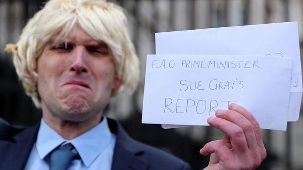 A man dressed up as Boris Johnson performs outside Downing Street, in London - Sputnik International
