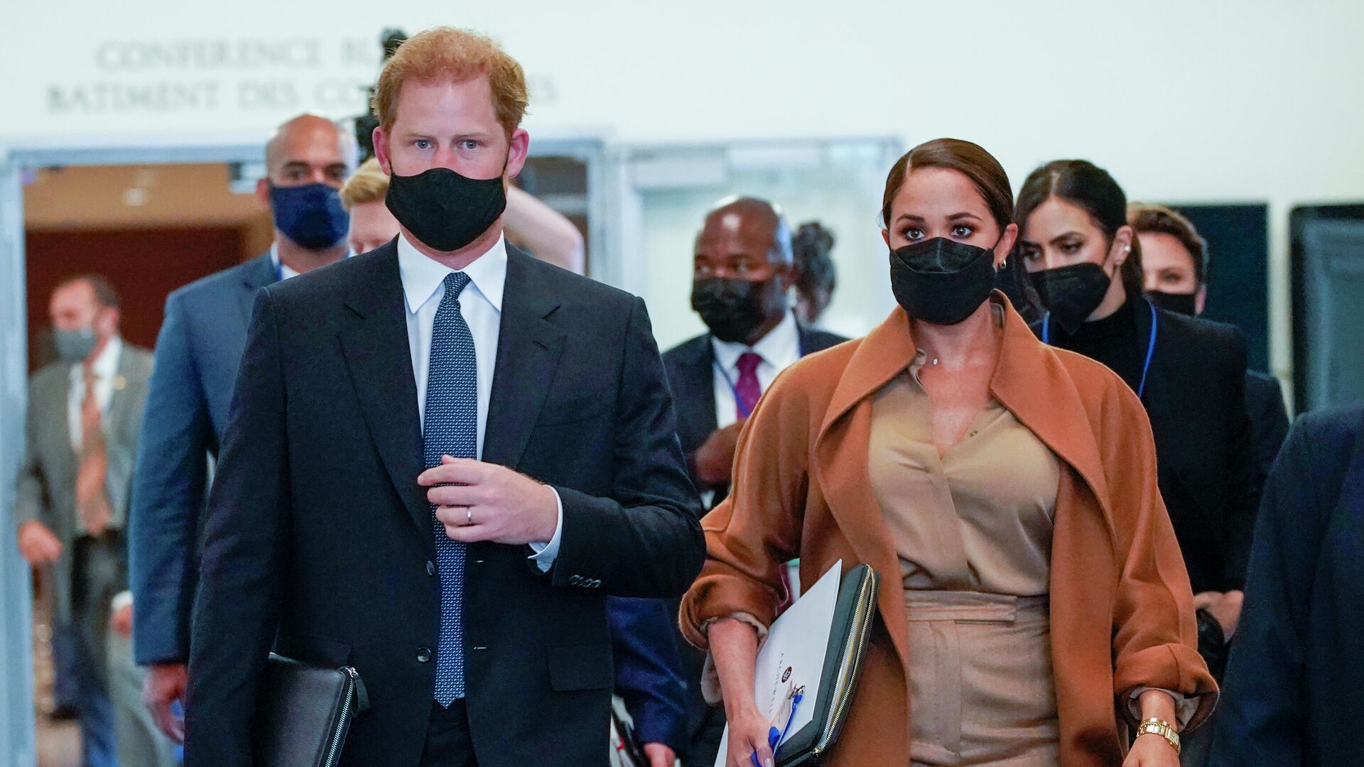 Prince Harry and Meghan, the Duke and Duchess of Sussex are escorted as they leave the United Nations headquarters after a visit during 76th session of the United Nations General Assembly, Saturday, Sept. 25, 2021 - Sputnik International, 1920, 31.01.2022
