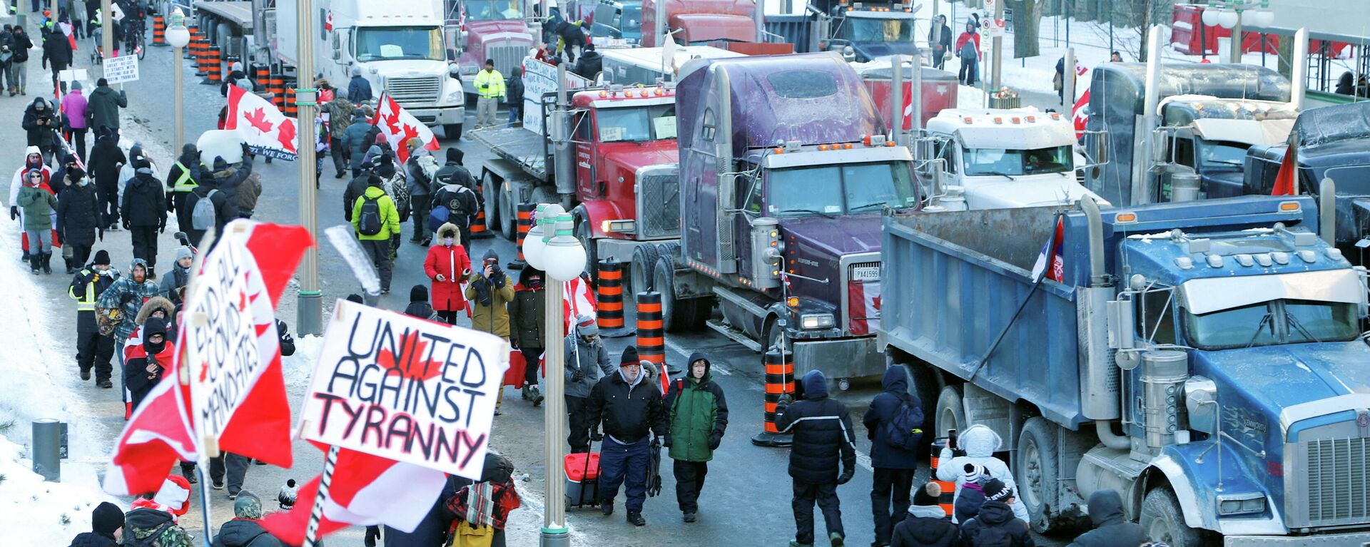 FILE PHOTO: Trucks sit parked on Wellington Street near the Parliament Buildings as truckers and their supporters take part in a convoy to protest coronavirus disease (COVID-19) vaccine mandates for cross-border truck drivers in Ottawa, Ontario, Canada, January 29, 2022.  - Sputnik International, 1920, 06.02.2022