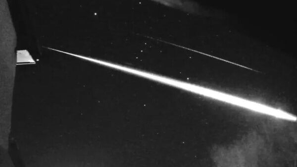 Astronomers spot ‘spectacular’ meteor shooting across UK skies with green and blue trail  - Sputnik International