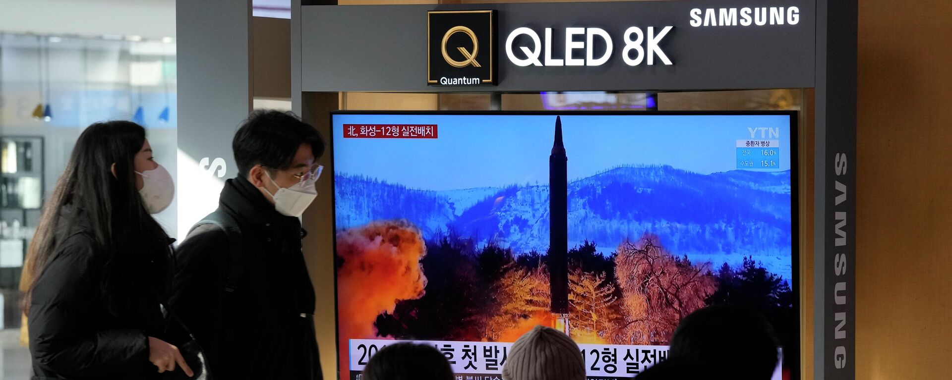 People watch a TV showing an image of North Korea's missile launch during a news program at the Seoul Railway Station in Seoul, South Korea, Monday, Jan. 31, 2022 - Sputnik International, 1920, 09.02.2022