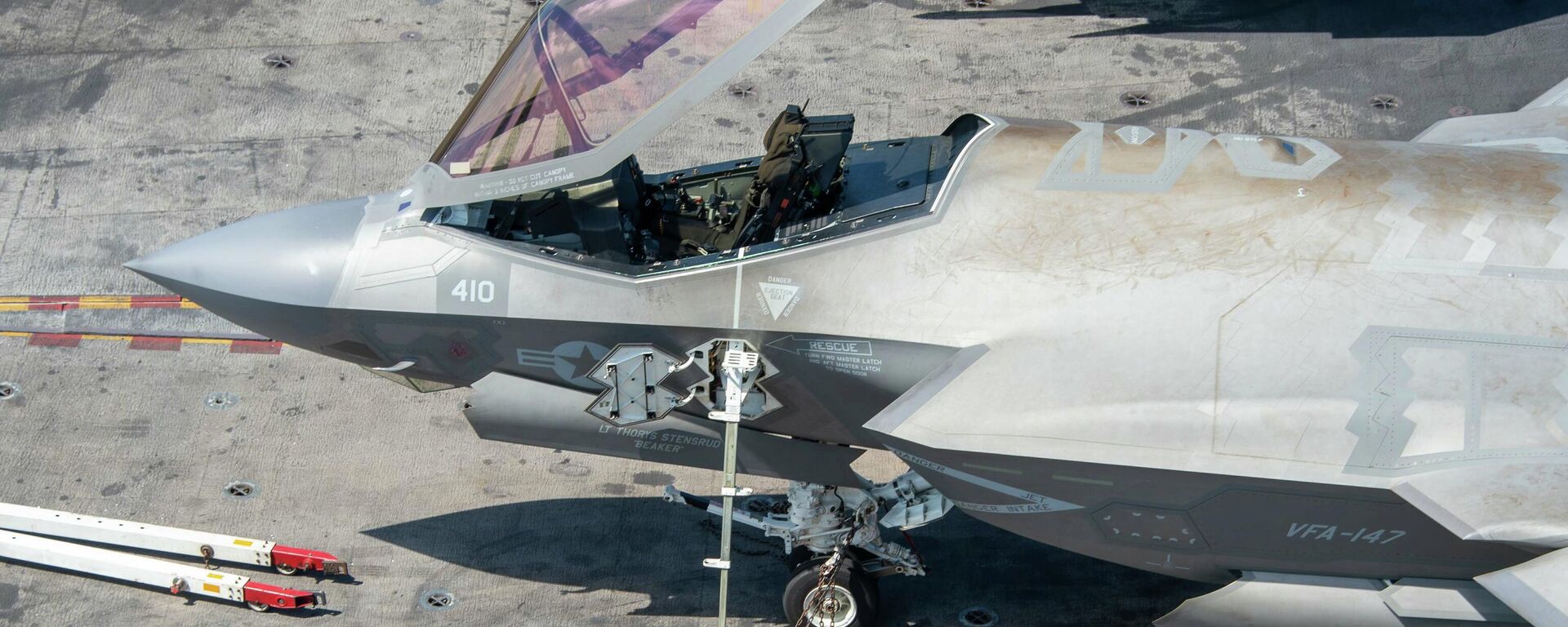 An F-35C Joint Strike Fighter on the USS Carl Vinson on January 10, 2022, showing rust-colored discoloration on its upper fuselage. - Sputnik International, 1920, 01.02.2022