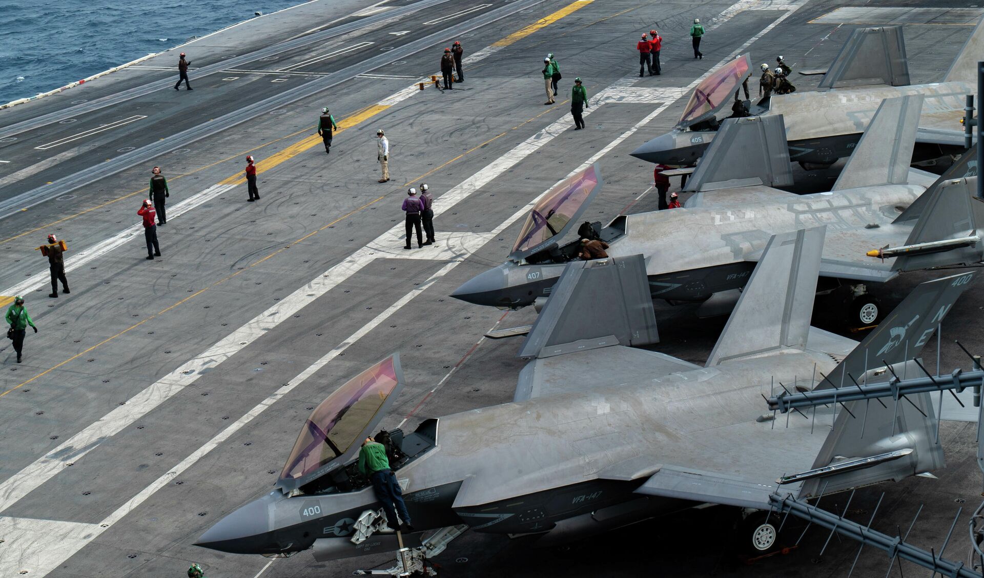 Three F-35C Joint Strike Fighters on the USS Carl Vinson in the South China Sea on January 14, 2022. - Sputnik International, 1920, 01.02.2022
