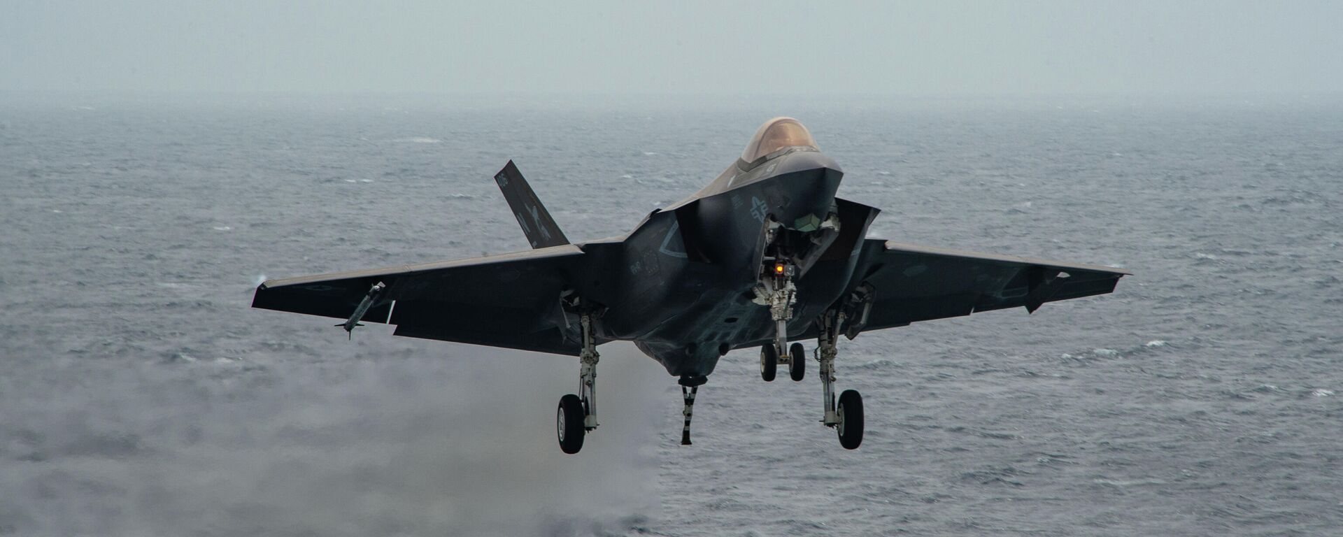 (Jan. 13, 2022) An F-35C Lightning II, assigned to the “Argonauts” of Strike Fighter Squadron (VFA 147), prepares to recover on the flight deck of Nimitz-class aircraft carrier USS Carl Vinson (CVN 70), Jan. 13, 2022. - Sputnik International, 1920, 06.09.2023