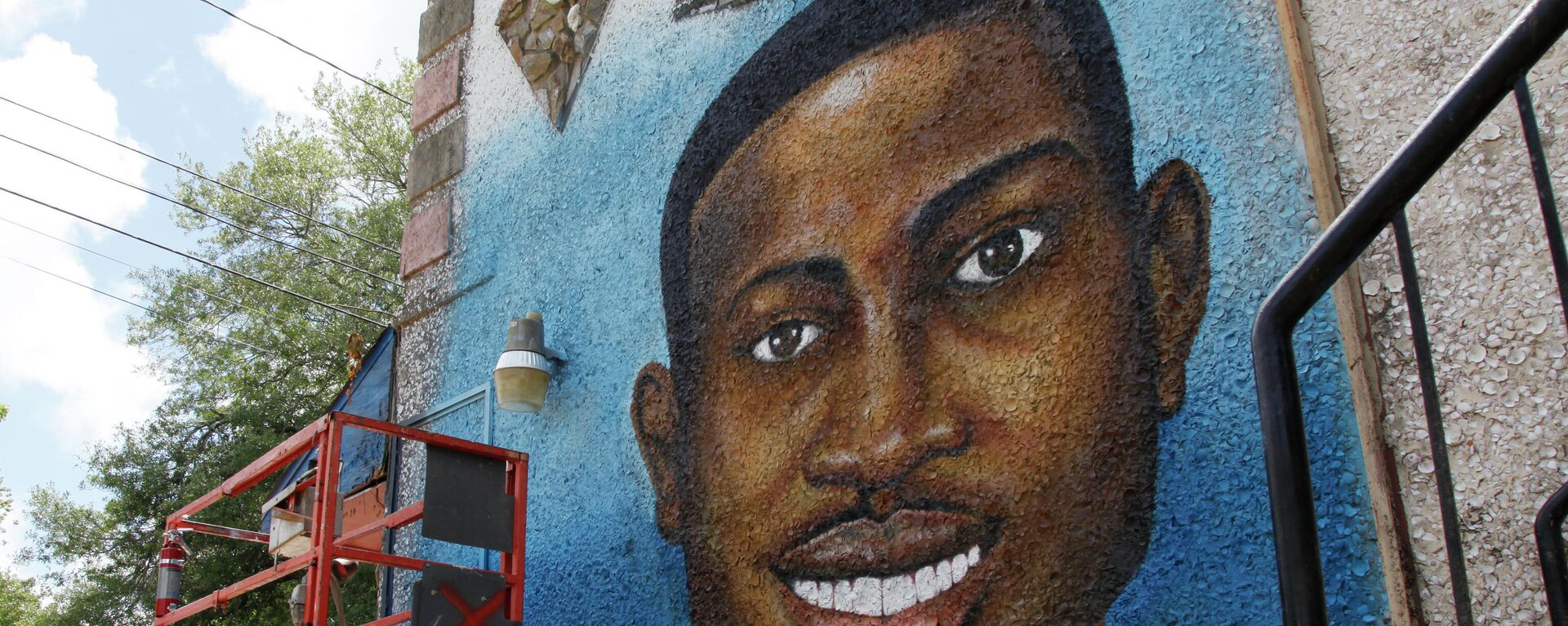 In this May 17, 2020, photo, a recently painted mural of Ahmaud Arbery is on display in Brunswick, Ga., where the 25-year-old man was shot and killed in February. It was painted by Miami artist Marvin Weeks. ( - Sputnik International, 1920, 31.01.2022