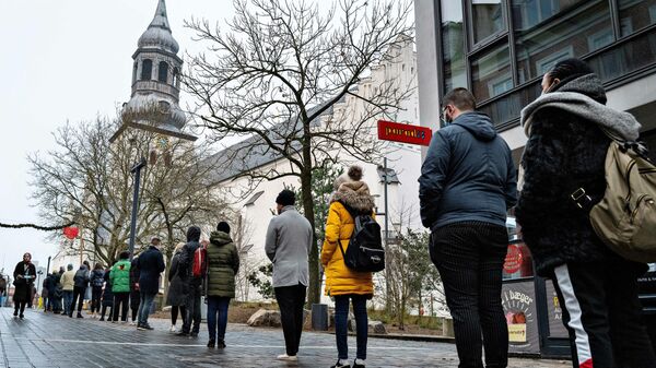 People queue for a rapid test at a test centre set up at Budolfi Church in the center of Aalborg, Denmark on December 23, 2021, during the coronavirus (Covid-19) pandemic.  - Sputnik International