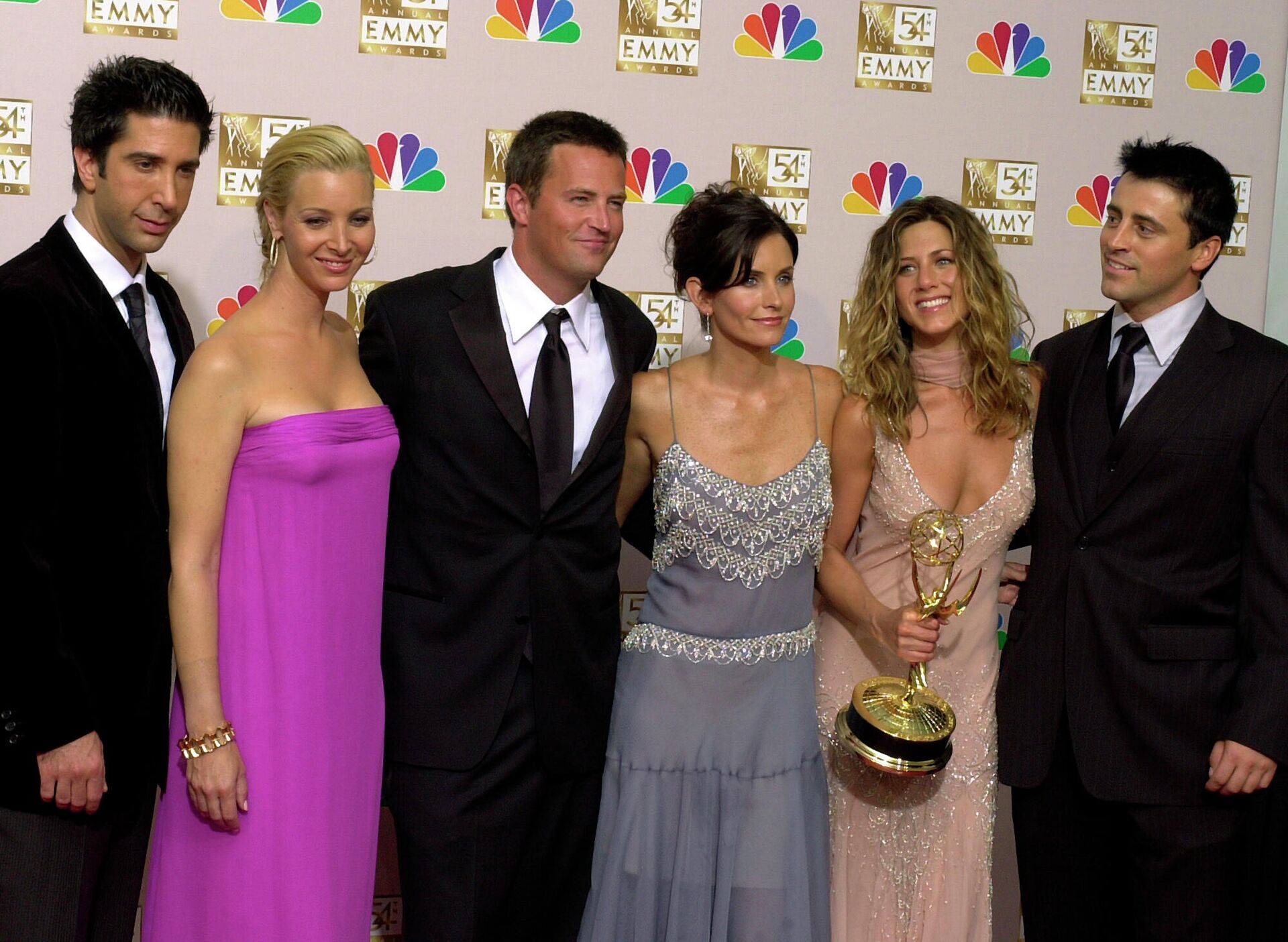 FILE - In this Sunday, Sept. 22, 2002 file photo, the stars of Friends, from left, David Schwimmer, Lisa Kudrow, Matthew Perry, Courteney Cox Arquette, Jennifer Aniston and Matt LeBlanc pose after the show won outstanding comedy series at the 54th Annual Primetime Emmy Awards, at the Shrine Auditorium in Los Angeles. Almost 15 years after it was canceled, Friends is still there for British viewers - Sputnik International, 1920, 29.10.2023