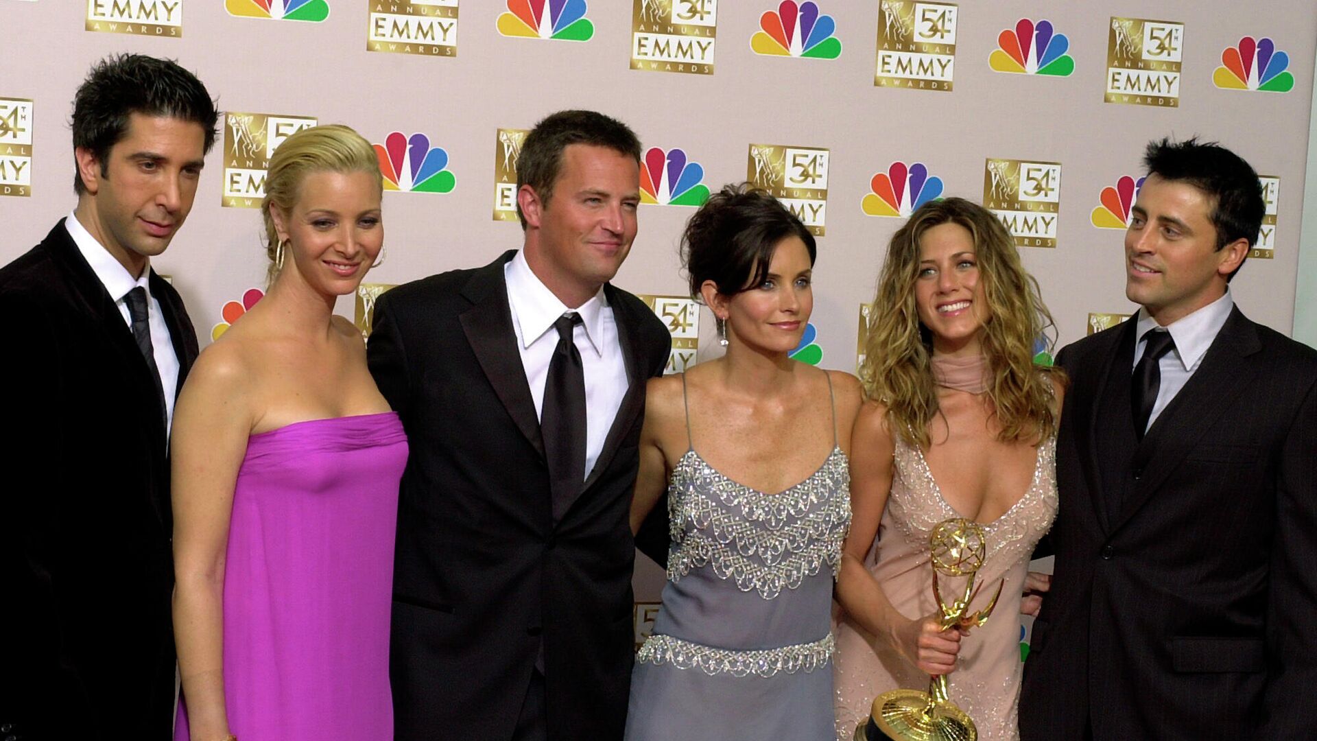 FILE - In this Sunday, Sept. 22, 2002 file photo, the stars of Friends, from left, David Schwimmer, Lisa Kudrow, Matthew Perry, Courteney Cox Arquette, Jennifer Aniston and Matt LeBlanc pose after the show won outstanding comedy series at the 54th Annual Primetime Emmy Awards, at the Shrine Auditorium in Los Angeles. Almost 15 years after it was canceled, Friends is still there for British viewers - Sputnik International, 1920, 01.02.2022