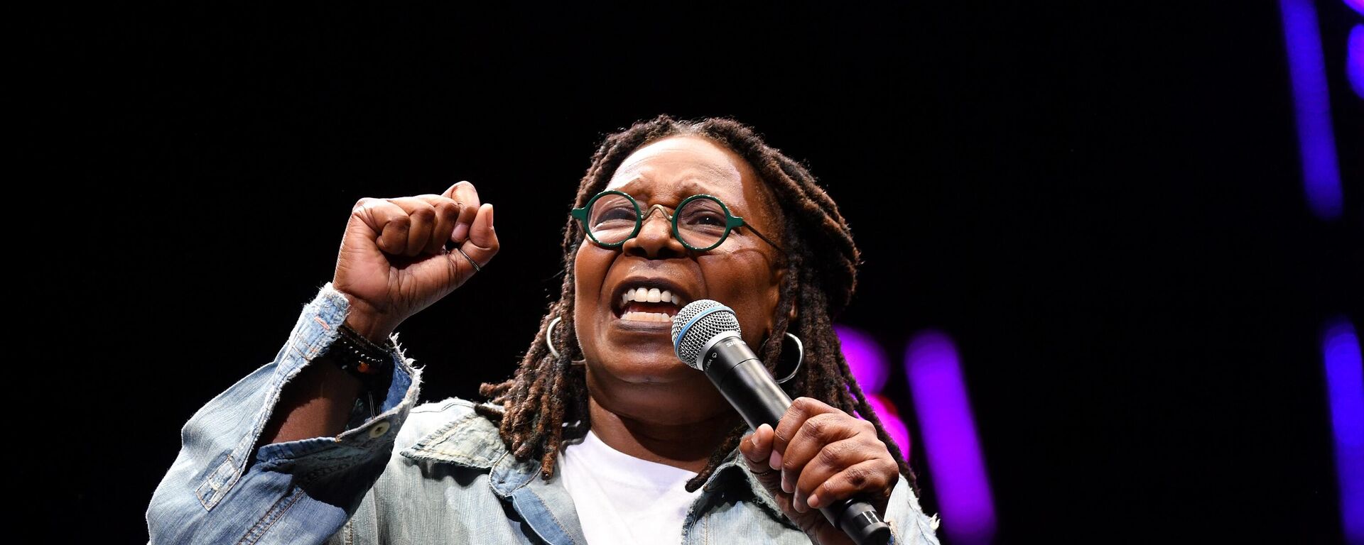  In this file photo taken on June 26, 2019, US actress Whoopi Goldberg performs onstage during the opening ceremony of WorldPride 2019 at Barclays Center in the Brooklyn borough of New York. - Sputnik International, 1920, 02.02.2022