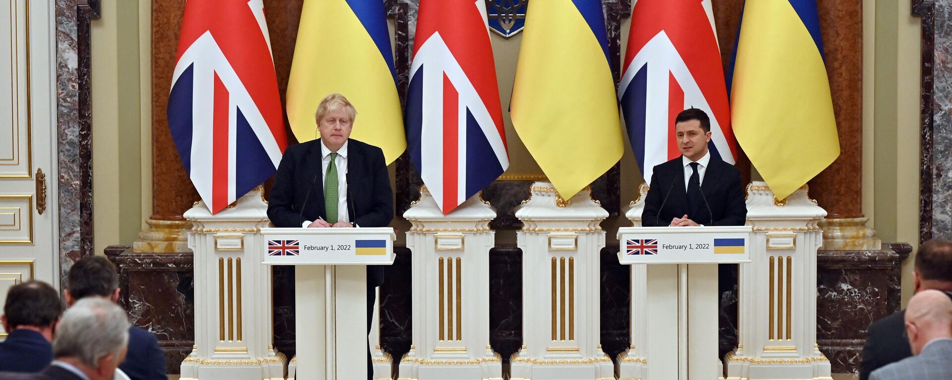 Ukrainian President Volodymyr Zelensky (R) and his British Prime Minister Boris Johnson hold a joint press conference following their talks in Kyiv on February 1, 2022 - Sputnik International, 1920, 02.02.2022