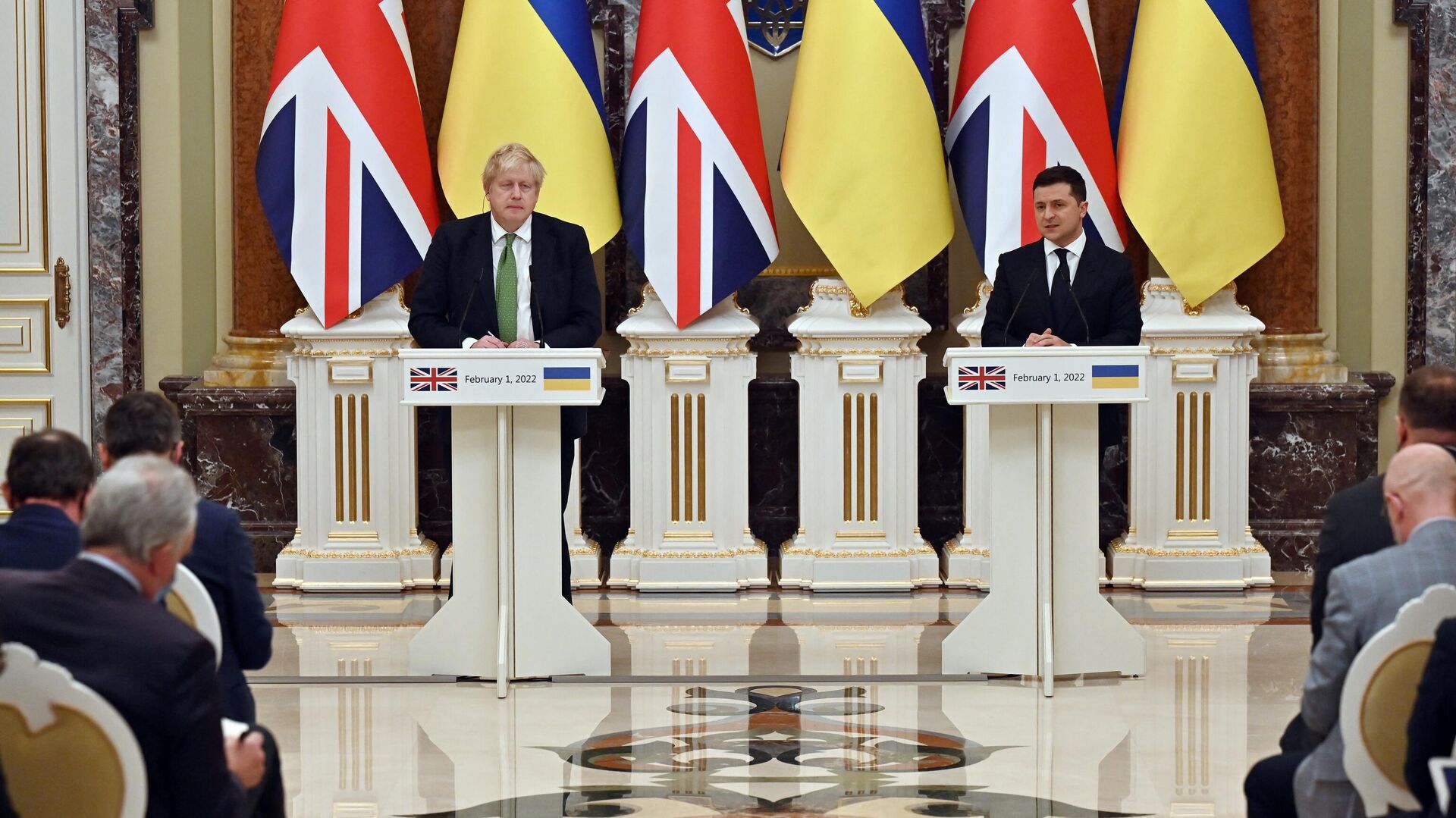 Ukrainian President Volodymyr Zelensky (R) and his British Prime Minister Boris Johnson hold a joint press conference following their talks in Kyiv on February 1, 2022 - Sputnik International, 1920, 02.02.2022