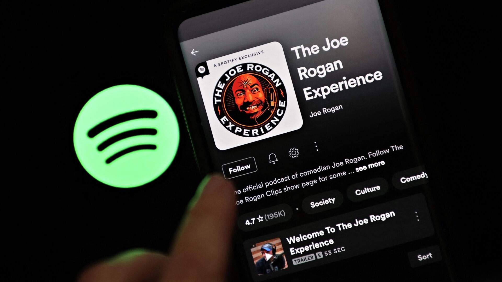 In this photo illustration, The Joe Rogan Experience podcast is viewed on Spotify's mobile app on January 31, 2022 in New York City. Several artists recently removed their music from Spotify in protest of hosting Joe Rogan's podcast. - Sputnik International, 1920, 02.02.2022