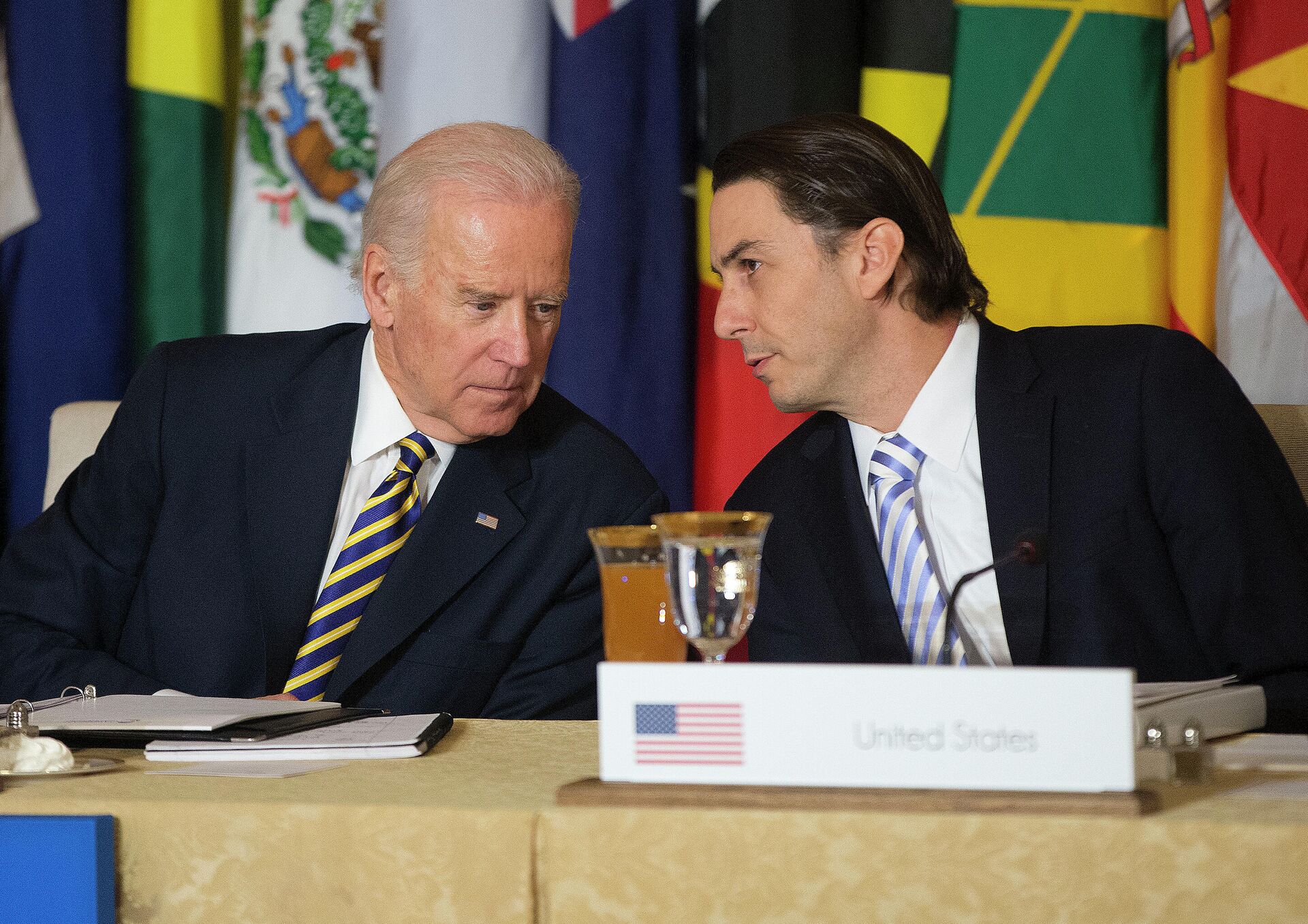  In this Jan. 26, 2015 file photo, Vice President Joe Biden, left, talks with State Department Special Envoy for International Energy Affairs Amos Hochstein during the Caribbean Energy Security Summit, at the State Department in Washington.  - Sputnik International, 1920, 03.02.2022