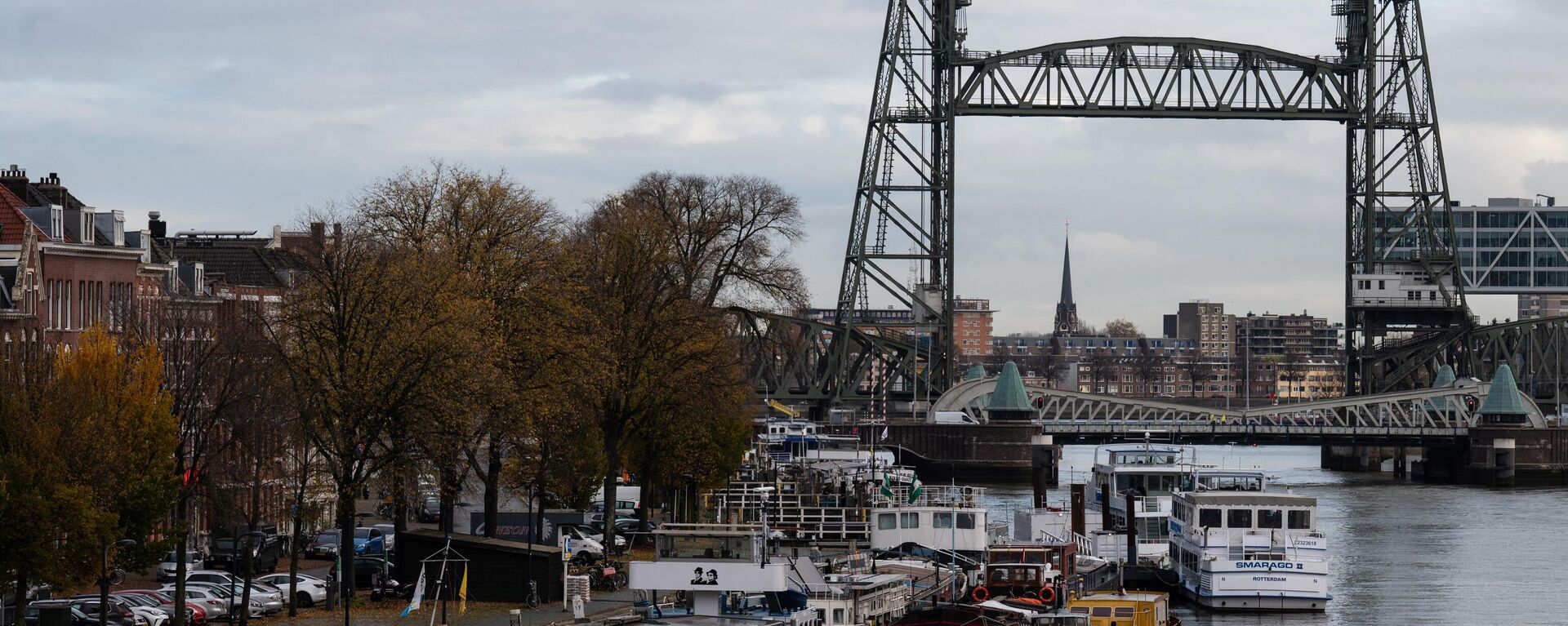 A picture shows barges docked on the Koningshaven waterway as they Koningshavenbrug De Hef lift bridge (R, rear) and the Koninginnebrug drawbridge - Sputnik International, 1920, 03.02.2022