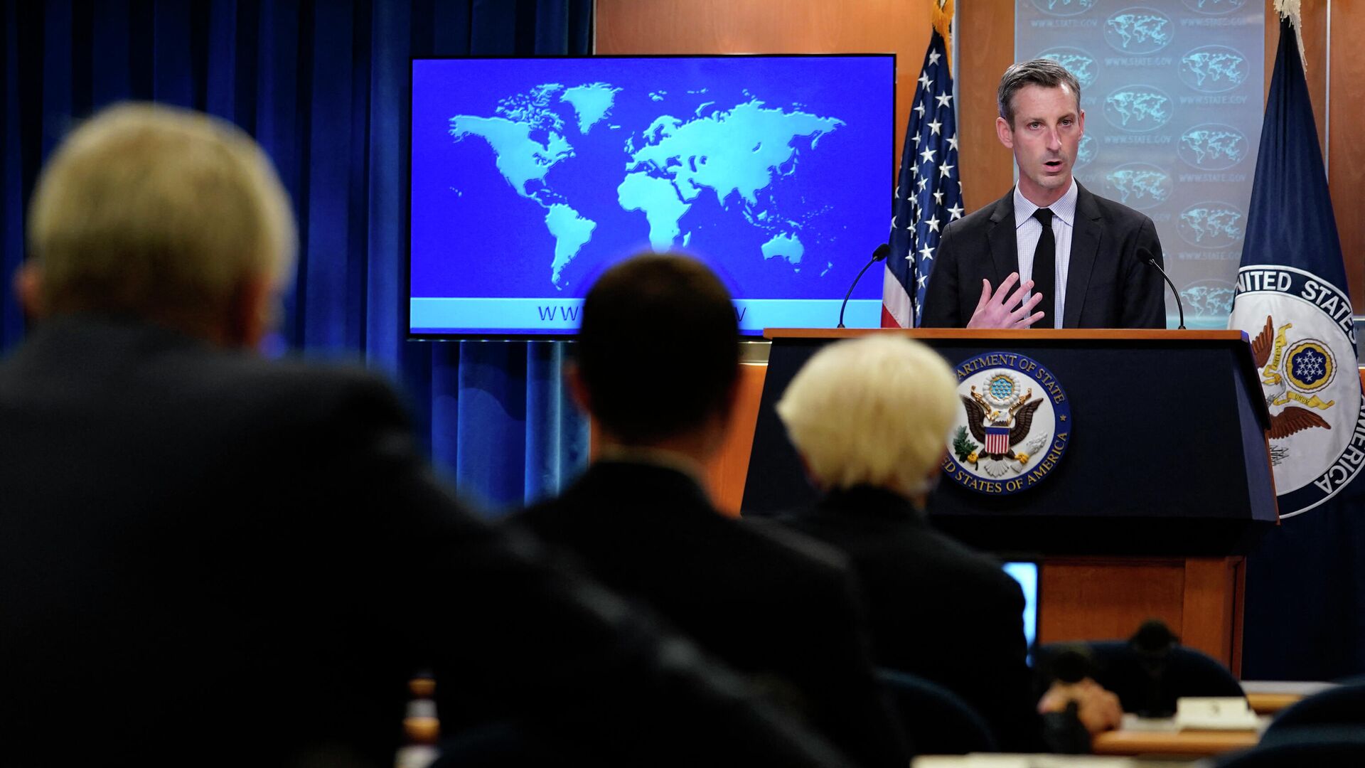 State Department spokesman Ned Price speaks during a briefing at the State Department in Washington, DC, on February 1, 2022 - Sputnik International, 1920, 03.02.2022