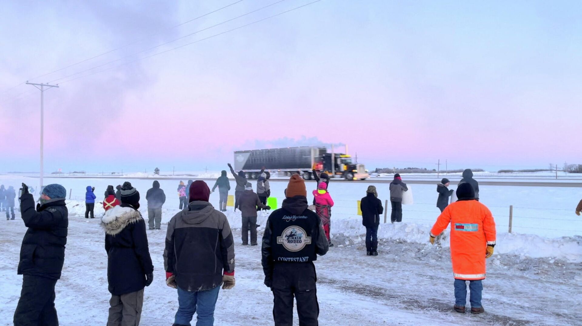 Family, friends and neighbours gather to show support for the freedom convoy on the Trans-Canada highway in Grenfell, Saskatchewan, Canada January 25, 2022 in this screenshot obtained from a video on social media - Sputnik International, 1920, 07.02.2022