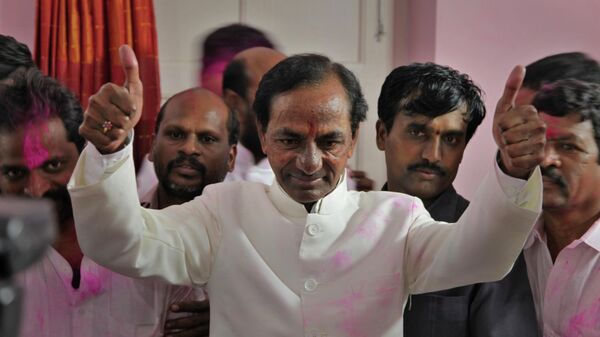 Telangana Rashtra Samithi (TRS) party president K. Chandrashekar Rao shows a thumbs up sign to supporters after the Indian parliament’s lower house passed the bill for the creation of new state called ‘Telangana’ in New Delhi, India Tuesday, Feb. 18, 2014 - Sputnik International