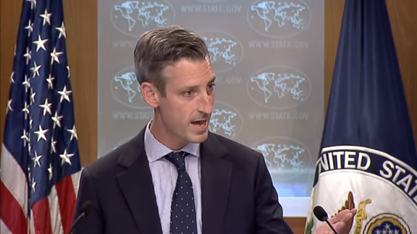 US State Department spokesperson Ned Price argues with AP reporter Matt Lee at a presser on February 3, 2022 - Sputnik International