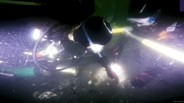 Divers at the believed sunken site of Endeavor  - Sputnik International