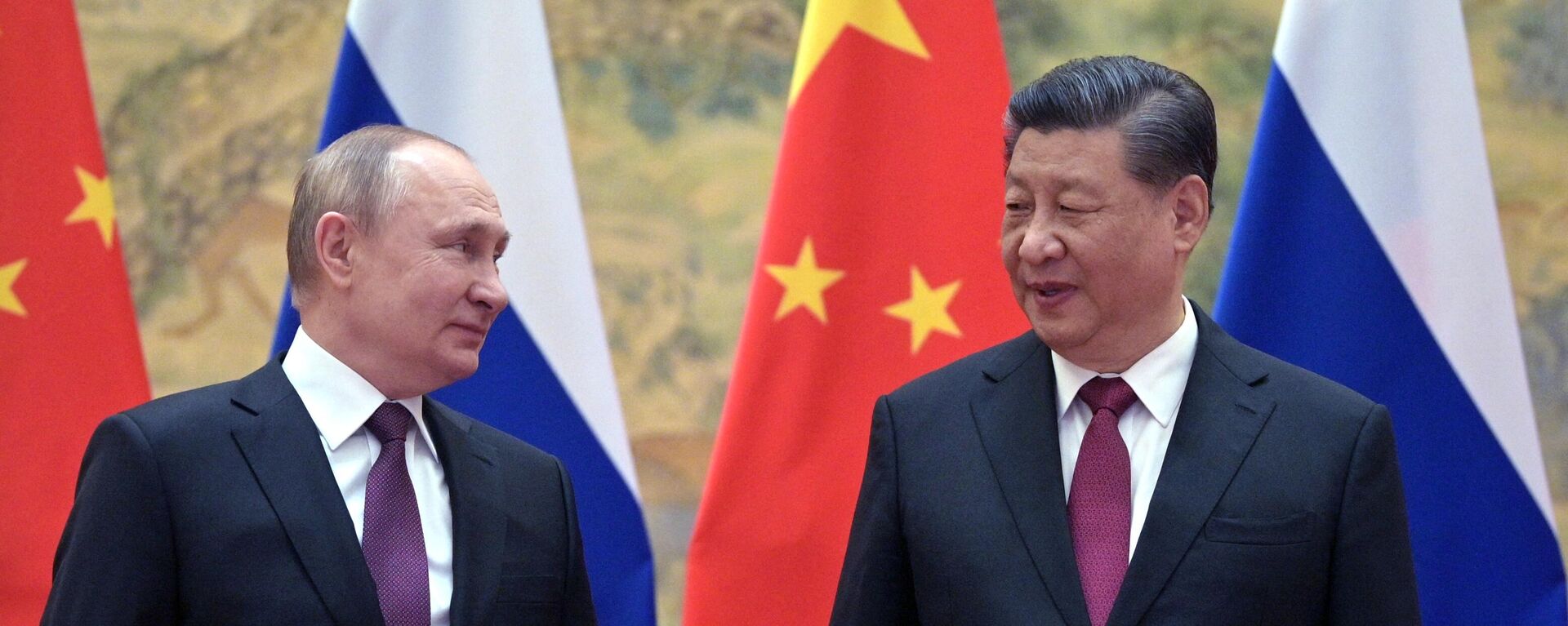 Russian President Vladimir Putin (L) and Chinese President Xi Jinping pose for a photograph during their meeting in Beijing, on February 4, 2022. - Sputnik International, 1920, 17.03.2023