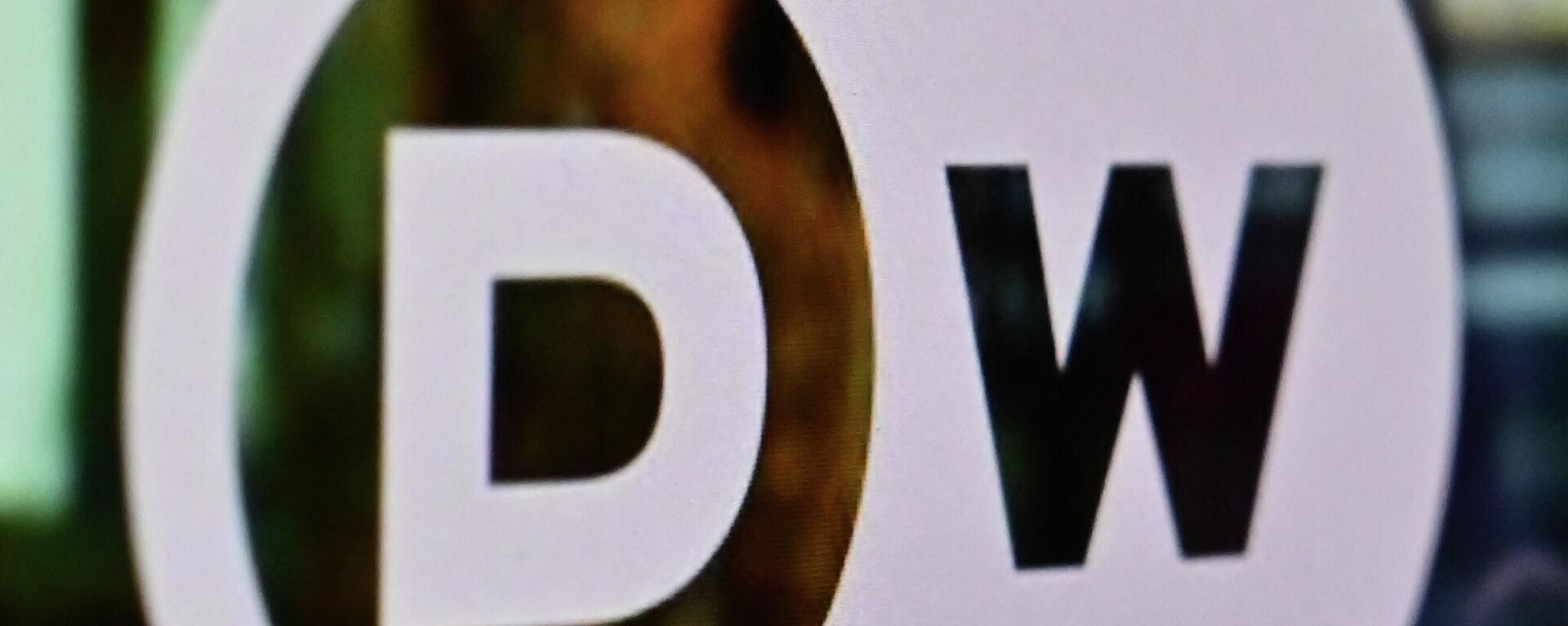A photograph taken on February 3, 2022, shows the logo of German broadcaster Deutsche Welle displayed on a computer screen in Moscow. - Sputnik International, 1920, 04.02.2022