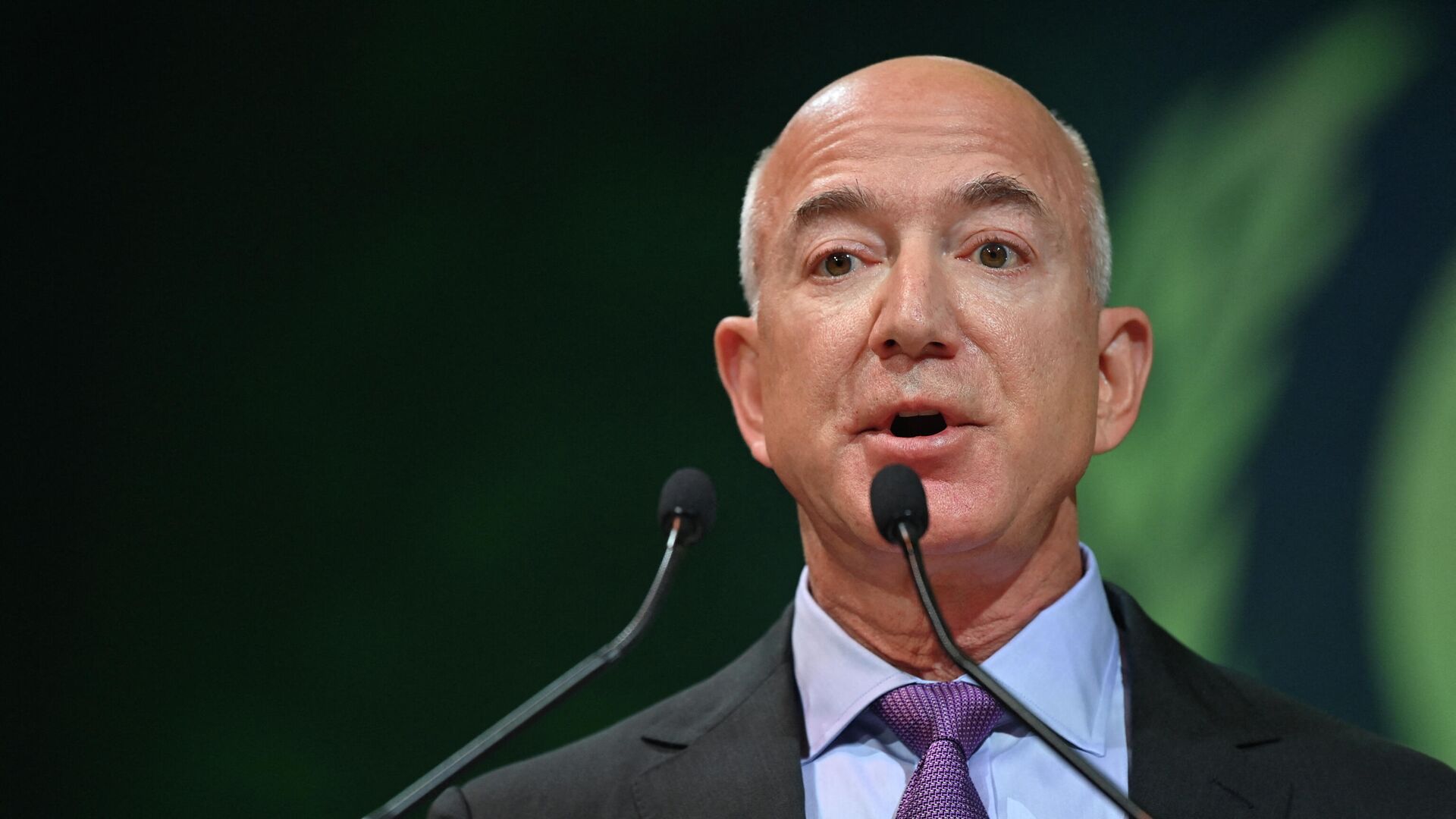 US CEO of Amazon Jeff Bezos attends an Action on Forests and Land Use session, during the COP26 UN Climate Change Conference in Glasgow, Scotland on November 2, 2021. - Sputnik International, 1920, 03.07.2022
