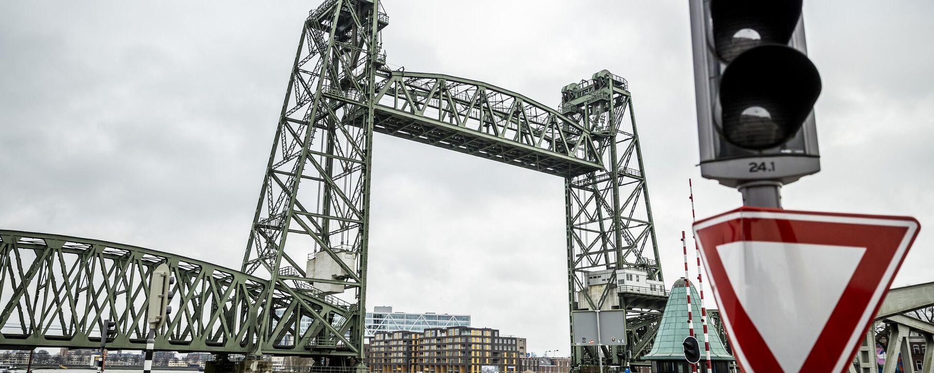 A picture taken on February 4, 2022 in Rotterdam shows the Koningshaven lift bridge, popularly called De Hef bridge.  - Sputnik International, 1920, 04.02.2022