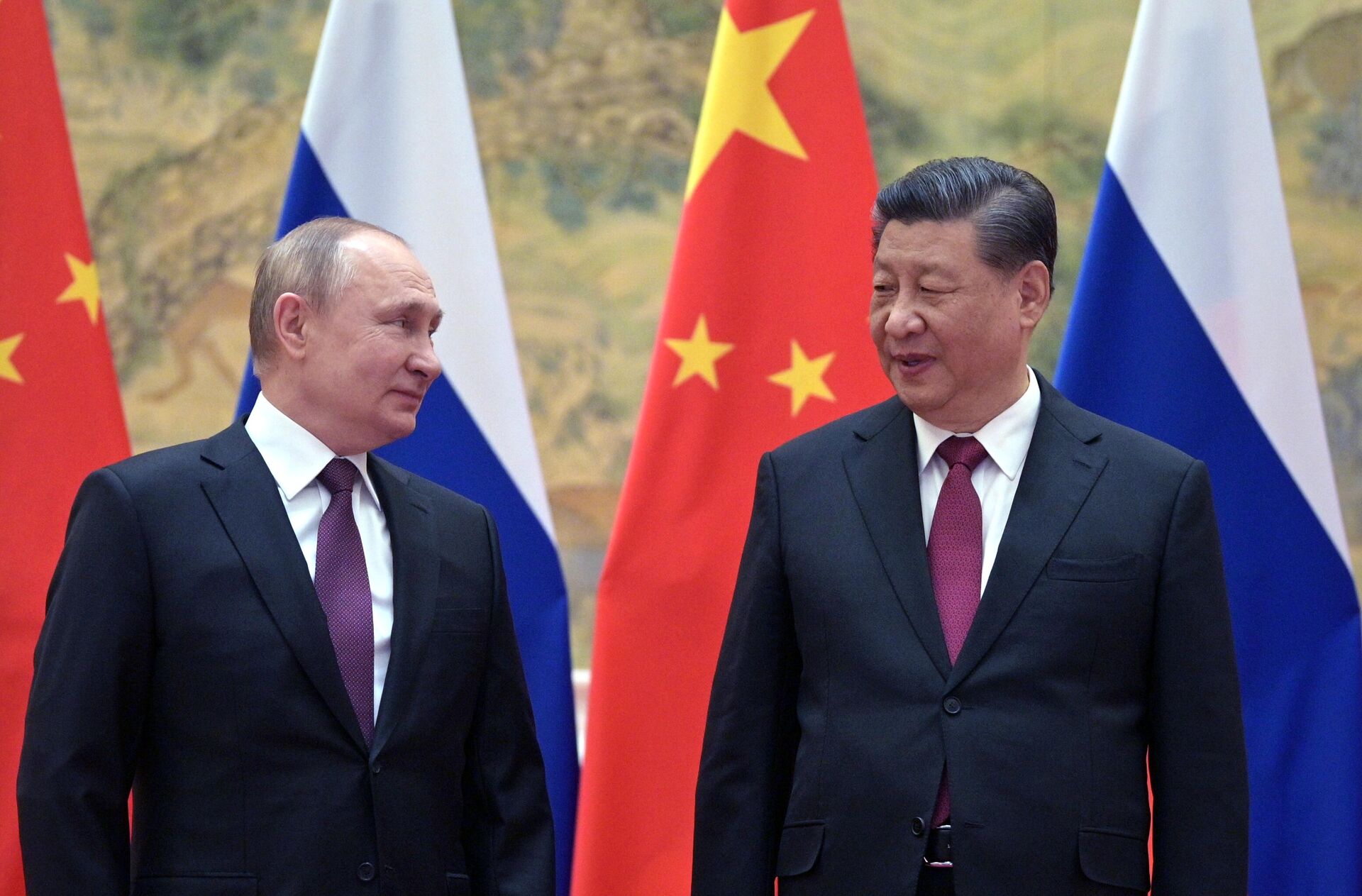 Russian President Vladimir Putin, left, and Chinese President Xi Jinping pose during their meeting at the Diaoyutai State Guesthouse in Beijing, China. - Sputnik International, 1920, 18.09.2022