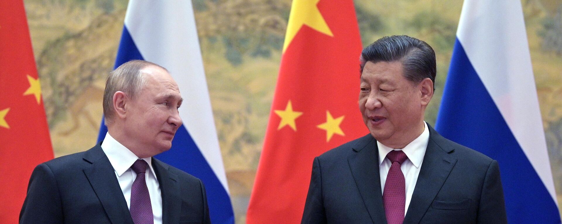 Russian President Vladimir Putin, left, and Chinese President Xi Jinping pose during their meeting at the Diaoyutai State Guesthouse in Beijing, China. - Sputnik International, 1920, 20.03.2023