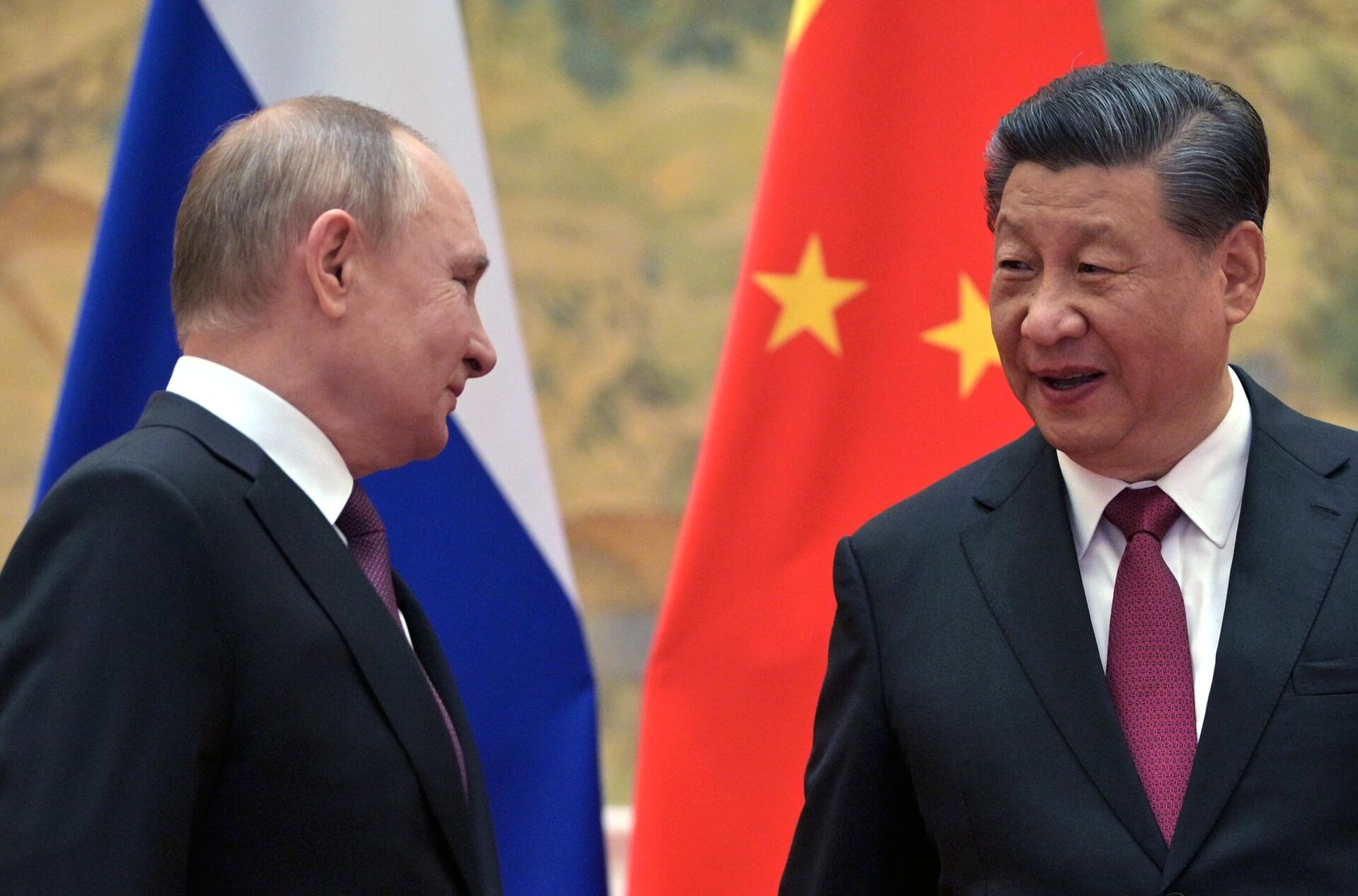 Russian President Vladimir Putin, left, and Chinese President Xi Jinping pose during their meeting at the Diaoyutai State Guesthouse in Beijing, China. - Sputnik International, 1920, 09.02.2022