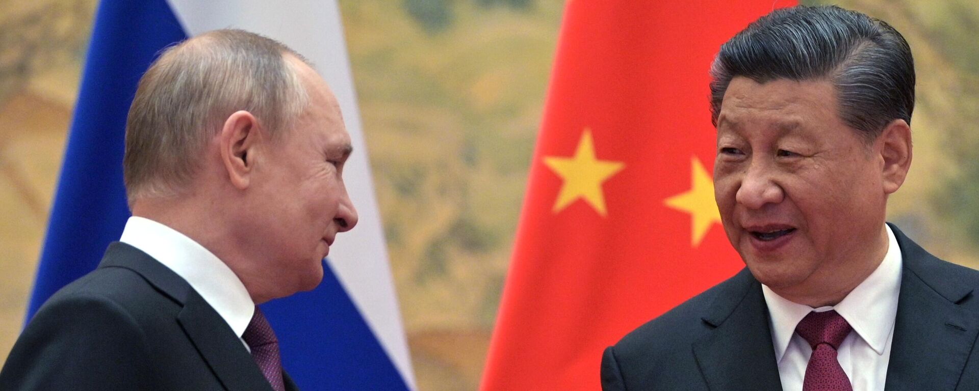 Russian President Vladimir Putin, left, and Chinese President Xi Jinping pose during their meeting at the Diaoyutai State Guesthouse in Beijing, China. - Sputnik International, 1920, 21.03.2023