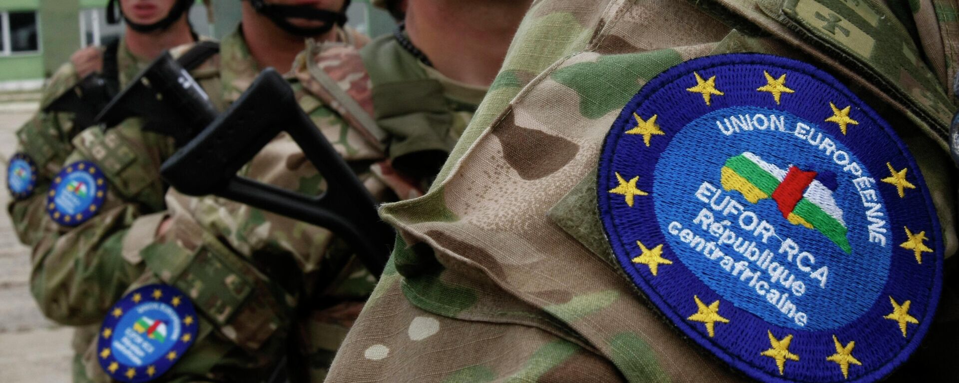 Servicemen from the Georgian Army's infantry battalion stand to attention during a farewell ceremony at Vaziani military base outside Tbilisi, Friday, June 6, 2014. According to Georgia's Defence Ministry, one company of the battalion will depart to join EUFOR-RCA European Union military peacekeeping operation in the Central African Republic. - Sputnik International, 1920, 04.02.2022